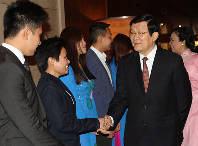 Chủ tịch nước Trương Tấn Sang gặp gỡ c&aacute;c học sinh, sinh vi&ecirc;n người Việt Nam tại Berlin - Ảnh: V.V.T