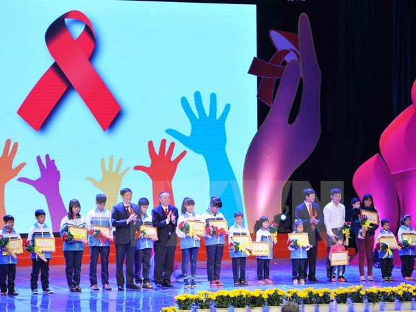 Hàng tỷ đồng quyên góp giúp đỡ các bệnh nhân nhiễm HIV/AIDS