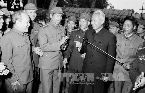 Thủ tướng Phạm Văn Đồng v&agrave; c&aacute;c chiến sỹ c&ocirc;ng an nh&acirc;n d&acirc;n trong ng&agrave;y ng&agrave;nh c&ocirc;ng an đ&oacute;n nhận danh hiệu Anh h&ugrave;ng Lực lượng vũ trang nh&acirc;n d&acirc;n (5-1-1980)