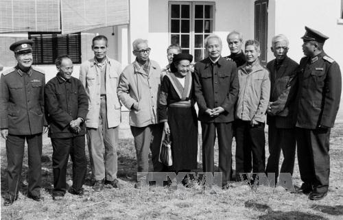 Thủ tướng Phạm Văn Đồng thăm c&aacute;c chiến sỹ l&atilde;o th&agrave;nh c&aacute;ch mạng v&agrave; gia đ&igrave;nh cơ sở c&aacute;ch mạng tỉnh Cao Bằng, Tết Nh&acirc;m Tuất 1982