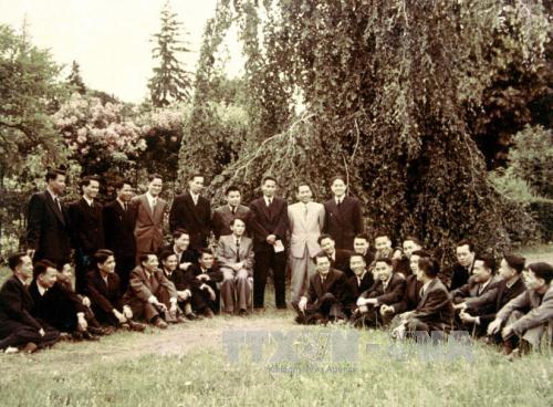 Ph&oacute; Thủ tướng Phạm Văn Đồng v&agrave; đo&agrave;n Ch&iacute;nh phủ Việt Nam D&acirc;n chủ cộng h&ograve;a dự Hội nghị Geneva năm 1954