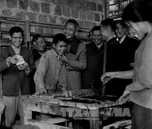 Thủ tướng Phạm Văn Đồng thăm xưởng sản xuất vật liệu x&acirc;y dựng của sinh vi&ecirc;n trường Đại học B&aacute;ch Khoa H&agrave; Nội (năm 1969)