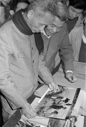 Thủ tướng Phạm Văn Đồng thăm ph&ograve;ng ảnh của Ph&acirc;n x&atilde; nhiếp ảnh (Th&ocirc;ng tấn x&atilde; Việt Nam)