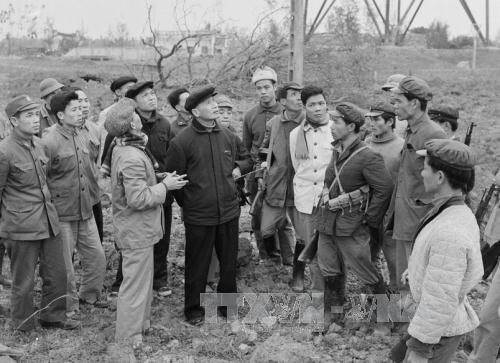 Thủ tướng Phạm Văn Đồng thăm hỏi c&aacute;c chiến sỹ tự vệ Đ&agrave;i ph&aacute;t thanh Mễ Tr&igrave;, v&ugrave;ng bị m&aacute;y bay Mỹ bắn ph&aacute;, ng&agrave;y 30-12-1972