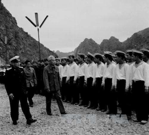 Thủ tướng Phạm Văn Đồng thăm một đơn vị bộ đội Hải qu&acirc;n (1-1980)