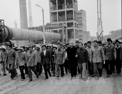 Thủ tướng Phạm Văn Đồng thăm c&ocirc;ng trường x&acirc;y dựng nh&agrave; m&aacute;y xi măng Ho&agrave;ng Thạch (1-1980)