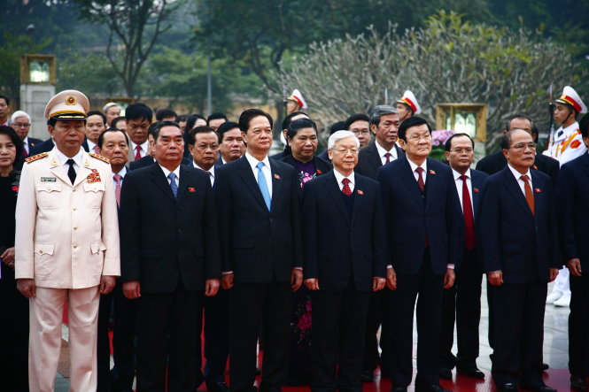 C&aacute;c vị l&atilde;nh đạo Đảng v&agrave; Nh&agrave; nước v&agrave;o lăng viếng B&aacute;c v&agrave; d&acirc;ng hoa đ&agrave;i liệt sĩ trước khi v&agrave;o họp phi&ecirc;n tr&ugrave; bị Đại hội Đảng lần thứ XII - Ảnh: Viễn Sự