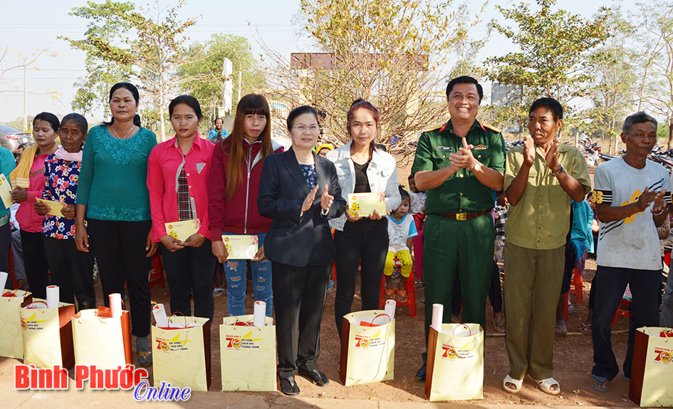 6. Đại diện Quân khu 7 và gia đình Thượng tướng Phan Trung Kiên tặng quà tết cho đồng bào dân tộc tại Tà Thiết