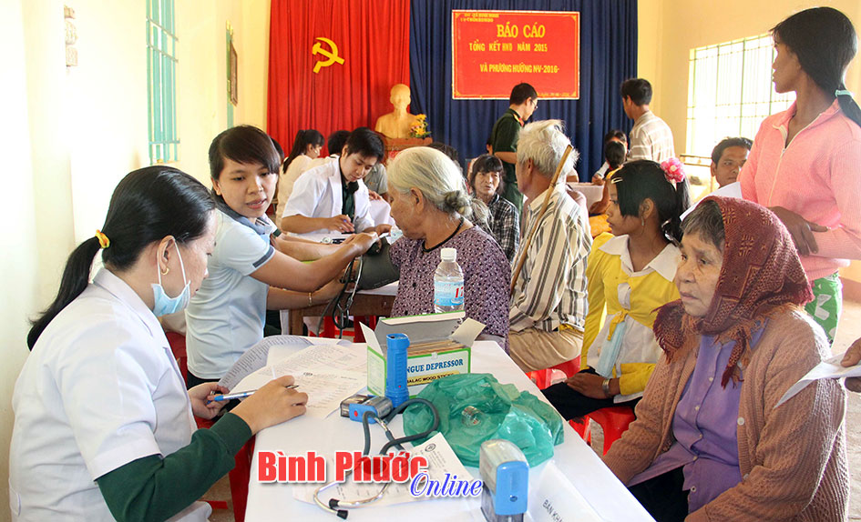 3. Y, bác sĩ Bệnh viện quân y 175 khám, cấp thuốc miễn phí cho 500 người dân 2 xã Bình Minh và Bom Bo