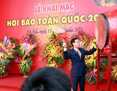 Đồng ch&iacute; V&otilde; Văn Thưởng đ&aacute;nh trống khai hội. 