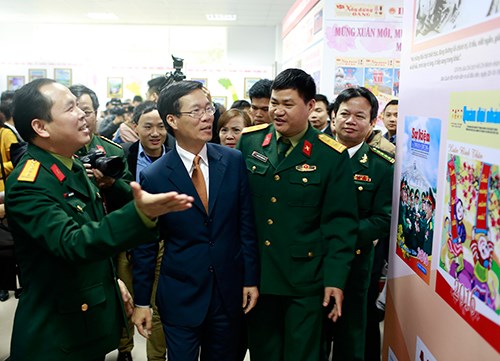 Đồng ch&iacute; V&otilde; Văn Thưởng tham quan gian trưng b&agrave;y của B&aacute;o QĐND. 
