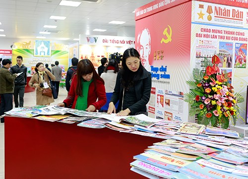Đ&ocirc;ng đảo độc giả tới tham quan hội b&aacute;o. 