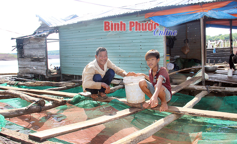 &Ocirc;ng Nguyễn Văn Th&acirc;u phấn khởi v&igrave; được hỗ trợ vốn để đầu tư nu&ocirc;i c&aacute; lồng b&egrave;