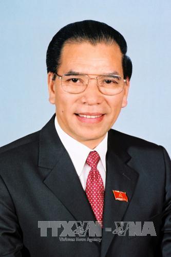 Th&aacute;ng 4-2001, tại Đại hội đại biểu to&agrave;n quốc lần thứ IX của Đảng, đồng ch&iacute; N&ocirc;ng Đức Mạnh được bầu l&agrave;m Tổng B&iacute; thư.