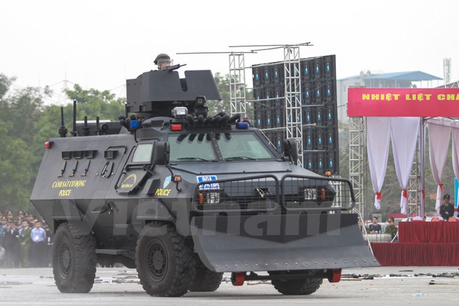 Xe bọc th&eacute;p chống đạn của lực lượng Cảnh s&aacute;t cơ động. (Ảnh: Minh Sơn/Vietnam+)