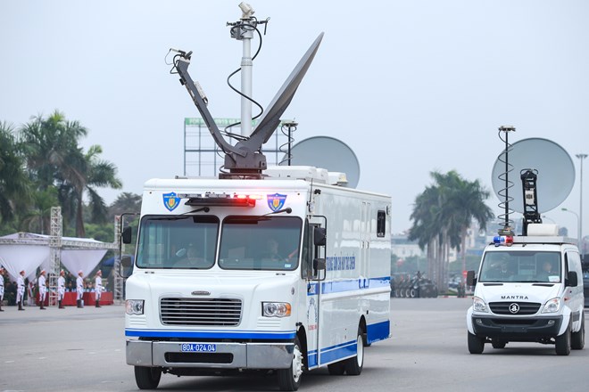 Xe Trung t&acirc;m chỉ huy t&aacute;c chiến. C&oacute; khoảng 5.200 c&aacute;n bộ, chiến sĩ lực lượng vũ trang,125 &ocirc;t&ocirc;, m&ocirc;t&ocirc; đặc chủng v&agrave; trực thăng, khoảng 100 &ocirc;t&ocirc; chở qu&acirc;n của nhiều đơn vị tham gia cuộc diễn tập. (Ảnh: Minh Sơn/Vietnam+)