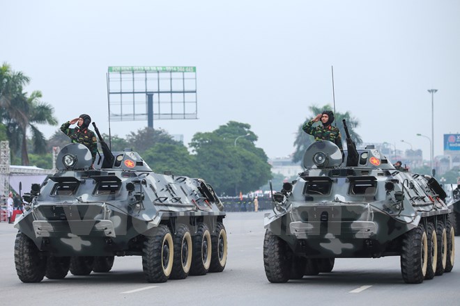 Xe bộ binh b&aacute;nh lốp (BTR - 60PB) của Bộ Tư lệnh Thủ đ&ocirc;. Hỏa lực mạnh cộng với t&iacute;nh cơ động cao n&ecirc;n xe c&oacute; thể chở bộ đội t&aacute;c chiến tr&ecirc;n nhiều địa h&igrave;nh. (Ảnh: Minh Sơn/Vietnam+)