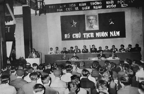 Chủ tịch Hồ Ch&iacute; Minh v&agrave; c&aacute;c đại biểu Quốc hội H&agrave; Nội b&aacute;o c&aacute;o kết quả Kỳ họp thứ 6,  Quốc hội kh&oacute;a I trước cử tri, H&agrave; Nội ng&agrave;y 15/2/1957. 