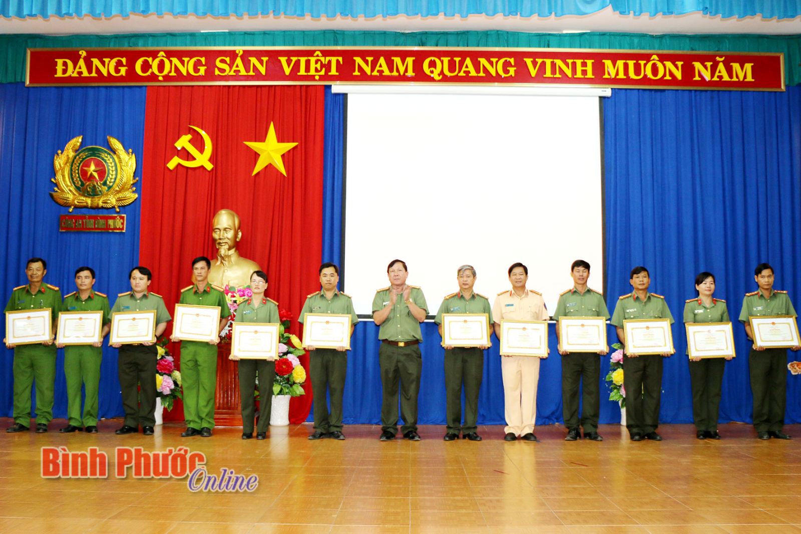 Đại tá Trần Thắng Phúc, Giám đốc Công an tỉnh trao bằng khen của Bộ Công an cho 12 tập thể có thành tích xuất sắc trong phong trào thi đua vì an ninh Tổ quốc giai đoạn 2014-2015