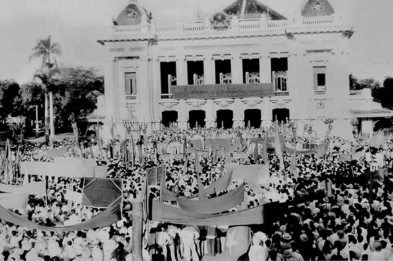 L&agrave; Quốc hội đầu ti&ecirc;n của nước Việt Nam độc lập, Quốc hội kh&oacute;a I đ&aacute;nh dấu bước nhảy vọt về thể chế d&acirc;n chủ cộng h&ograve;a.  Do điều kiện chiến tranh, nhiệm kỳ Quốc hội kh&oacute;a I k&eacute;o d&agrave;i từ th&aacute;ng 1/1946 -  5/1960 với 12 kỳ họp.  Những đ&oacute;ng g&oacute;p của Quốc hội đ&atilde; g&oacute;p phần t&iacute;ch cực  cho chiến thắng lịch sử Điện Bi&ecirc;n Phủ,  đưa miền Bắc bước v&agrave;o thời kỳ x&acirc;y dựng chủ nghĩa x&atilde; hội, chi viện cho c&ocirc;ng cuộc đấu tranh giải ph&oacute;ng  miền Nam, tiến tới thống nhất đất nước. Ảnh: Hơn 30.000 nh&acirc;n d&acirc;n Thủ đ&ocirc; m&iacute;t tinh ch&agrave;o mừng  Kỳ họp thứ nhất, Quốc hội kh&oacute;a II (th&aacute;ng 7/1960).