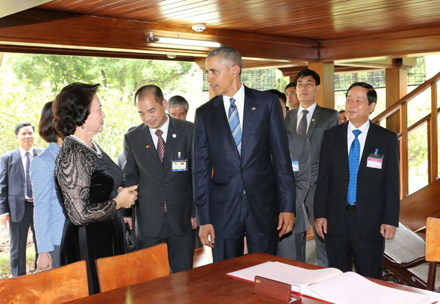 Tổng thống Obama thăm nhà sàn Bác Hồ trong Khu di tích.