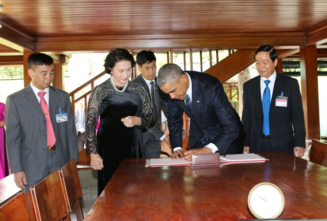 Nhà lãnh đạo Mỹ ghi lưu niệm khi tới thăm nhà sàn Bác Hồ.