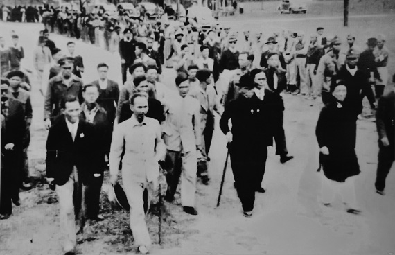 C&aacute;ch mạng th&aacute;ng T&aacute;m năm 1945 th&agrave;nh c&ocirc;ng, nước Việt Nam D&acirc;n chủ Cộng h&ograve;a ra đời. Một trong  những nhiệm vụ h&agrave;ng đầu để bảo vệ nền độc lập, tự do vừa gi&agrave;nh được l&agrave; phải tiến h&agrave;nh một cuộc Tổng tuyển cử  trong cả nước. Sau một thời gian t&iacute;ch cực chuẩn bị, ng&agrave;y 6/1/1946, nh&acirc;n d&acirc;n cả nước đ&atilde; đi bỏ phiếu,  thực hiện quyền v&agrave; nghĩa vụ c&ocirc;ng d&acirc;n của một nước độc lập. Ảnh: H&agrave;ng vạn nh&acirc;n d&acirc;n Thủ đ&ocirc; đ&oacute;n mừng Chủ tịch Hồ Ch&iacute; Minh  v&agrave; c&aacute;c vị được giới thiệu ứng cử đại biểu Quốc hội, H&agrave; Nội, ng&agrave;y 5/1/1946. 