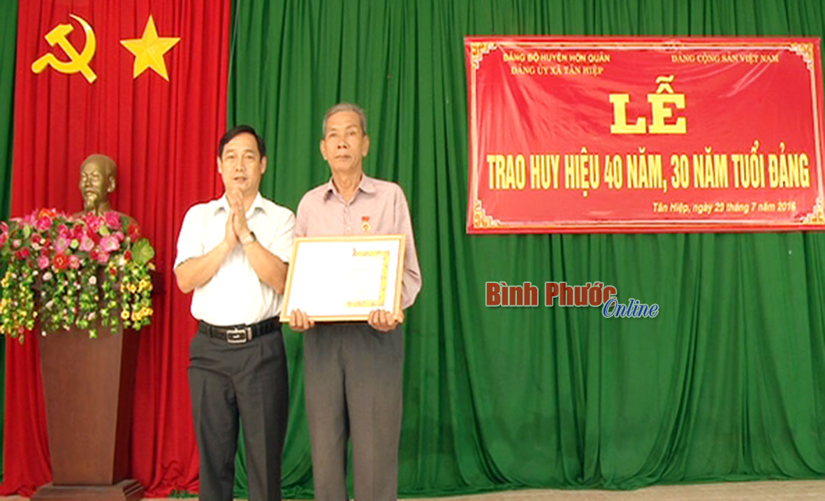 B&iacute; thư Huyện ủy L&ecirc; Ho&agrave;ng L&acirc;m trao Huy hiệu 40 năm tuổi Đảng cho đảng vi&ecirc;n B&ugrave;i Văn Cường