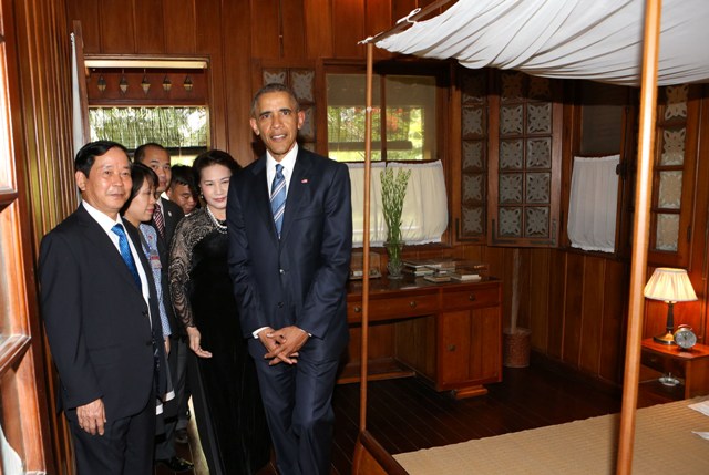 Tổng thống Barack Obama thăm nơi ở và làm việc của Bác Hồ trong Khu di tích.