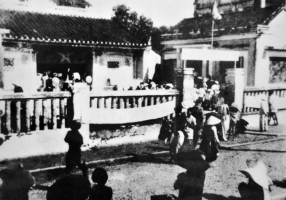 Nh&acirc;n d&acirc;n thị x&atilde; Quảng Ng&atilde;i đi bầu cử.