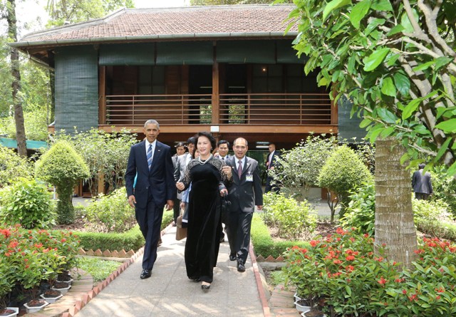 Ông Obama vui vẻ thoải mái kết thúc chuyến thăm Khu di tích Chủ tịch Hồ Chí Minh.