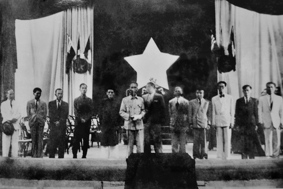 Thắng lợi của cuộc Tổng tuyển cử đ&atilde; mở ra một thời kỳ mới, lập n&ecirc;n một nh&agrave; nước hợp ph&aacute;p,  nh&agrave; nước Việt Nam D&acirc;n chủ Cộng h&ograve;a. Tại Kỳ họp thứ nhất, Quốc hội kh&oacute;a I đ&atilde; th&ocirc;ng qua  danh s&aacute;ch Li&ecirc;n hiệp kh&aacute;ng chiến do Chủ tịch Hồ Ch&iacute; Minh đứng đầu; th&ocirc;ng qua tuy&ecirc;n ng&ocirc;n của Quốc hội,  bầu Ban thường trực Quốc hội v&agrave; Ban dự thảo Hiến ph&aacute;p. Ảnh: Chủ tịch Hồ Ch&iacute; Minh v&agrave; c&aacute;c th&agrave;nh vi&ecirc;n  ch&iacute;nh phủ li&ecirc;n hiệp kh&aacute;ng chiến ra mắt v&agrave; tuy&ecirc;n thệ tại Kỳ họp thứ nhất, Quốc hội kh&oacute;a I, H&agrave; Nội ng&agrave;y 2/3/1946. 