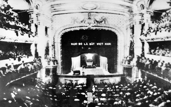 Kỳ họp thứ nhất, Quốc hội kh&oacute;a I của nước Việt Nam D&acirc;n chủ Cộng h&ograve;a, ng&agrave;y 2/3/1946 tại Nh&agrave; h&aacute;t Lớn, H&agrave; Nội.  Quốc hội kh&oacute;a I (1946 -1960) gồm 403 đại biểu, trong đ&oacute; 333 đại biểu được bầu th&ocirc;ng qua Tổng tuyển cử  ng&agrave;y 6/1/1946 v&agrave; 70 đại biểu mở rộng. 