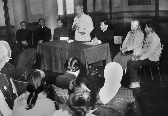 Chủ tịch Hồ Ch&iacute; Minh gặp mặt c&aacute;c đại biểu Hội đồng nh&acirc;n d&acirc;n kh&oacute;a đầu ti&ecirc;n của H&agrave; Nội.  Người nhắc nhở &ldquo;Hội đồng nh&acirc;n d&acirc;n phải hết sức gần gũi, quan t&acirc;m đến đời sống của nh&acirc;n d&acirc;n,  thực h&agrave;nh Cần &ndash; Kiệm &ndash; Li&ecirc;m &ndash; Ch&iacute;nh, lu&ocirc;n nghĩ m&igrave;nh l&agrave; đầy tớ của nh&acirc;n d&acirc;n v&agrave; ra sức phục vụ nh&acirc;n d&acirc;n&rdquo;,  H&agrave; Nội ng&agrave;y 4/1/1958. 