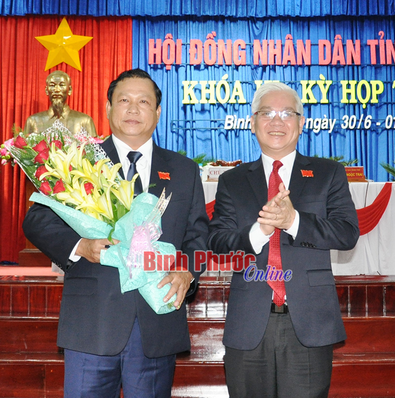 Ủy viên Trung ương Đảng, Bí thư Tỉnh ủy Nguyễn Văn Lợi tặng hoa chúc mừng ông Nguyễn Văn Trăm, Chủ tịch UBND tỉnh nhiệm kỳ 2016-2021