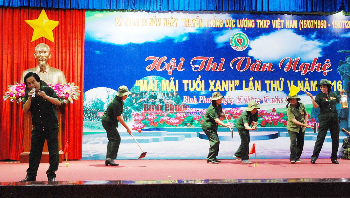 Hình ảnh cô gái mở đường - biểu tượng của thanh niên xung phong được tái hiện sinh động qua diễn xuất của Hội Cựu TNXP thị xã Đồng Xoài