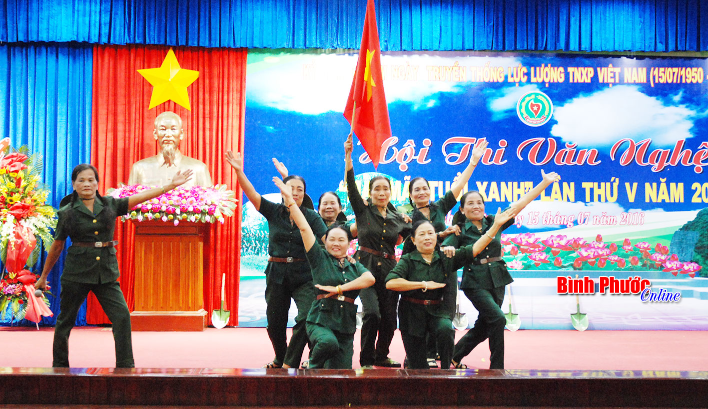 Tiết mục “Cô gái mở đường” của đơn vị huyện Đồng Phú thể hiện tinh thần lạc quan của thanh niên xung phong trong kháng chiến cứu nước