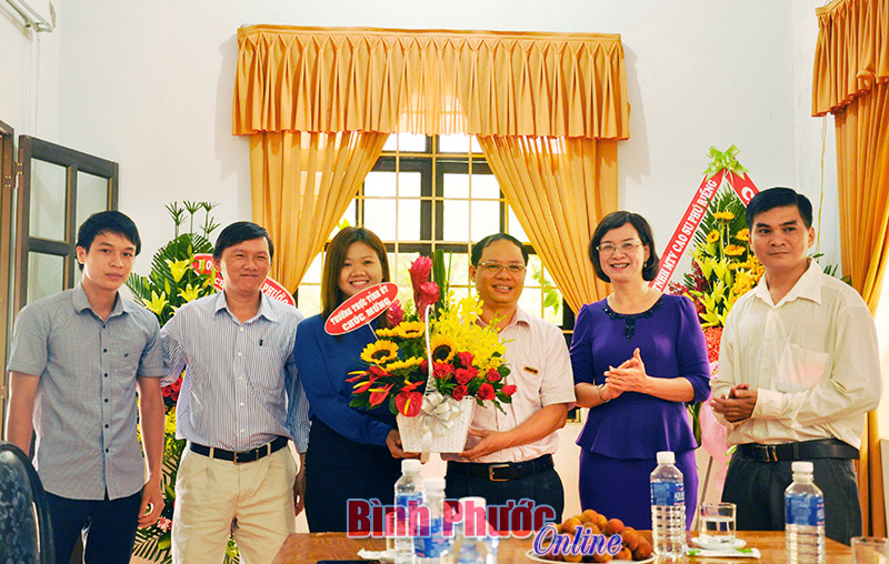 Thay mặt l&atilde;nh đạo tỉnh, Trưởng ban Tuy&ecirc;n gi&aacute;o Tỉnh ủy Trần Tuyết Minh tặng lẵng hoa ch&uacute;c mừng c&aacute;c nh&agrave; b&aacute;o, ph&oacute;ng vi&ecirc;n của c&aacute;c cơ quan b&aacute;o ch&iacute; Trung ương thường tr&uacute; tại B&igrave;nh Phước