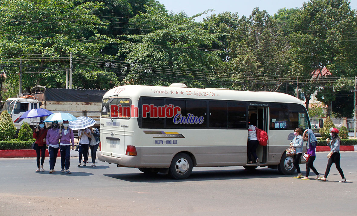 Người ngồi trong &ocirc;t&ocirc; kh&ocirc;ng thắt d&acirc;y an to&agrave;n khi xe đang chạy sẽ bị phạt tiền từ 100-200 ng&agrave;n đồng. Trong ảnh, h&agrave;nh kh&aacute;ch l&ecirc;n xe về B&ugrave; Đốp trước cổng Trường cao đẳng Sư phạm B&igrave;nh Phước - Ảnh: S.H