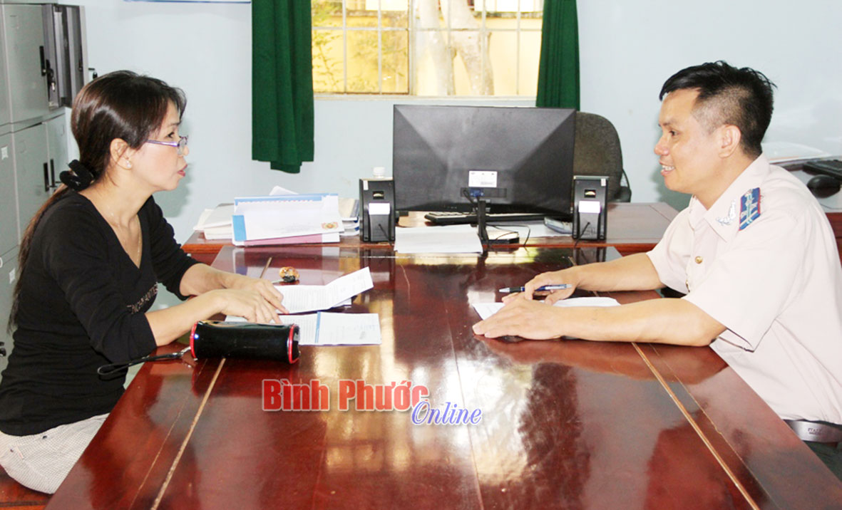 Phó cục trưởng Cục Thi hành án dân sự tỉnh Trần Văn Hòa tiếp dân 
