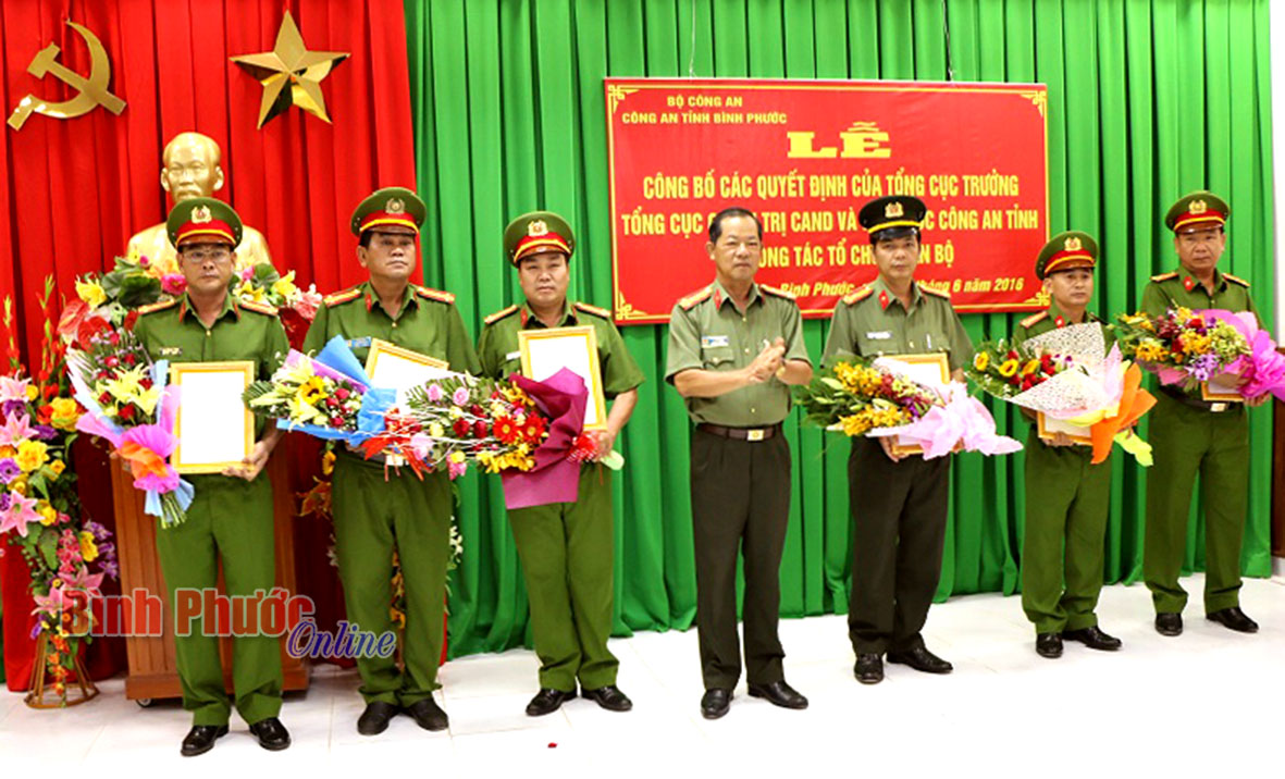 Đại t&aacute; Huỳnh Văn S&aacute;ch trao quyết định v&agrave; tặng hoa ch&uacute;c mừng 6 sĩ quan được bổ nhiệm, điều động ng&agrave;y 22-6