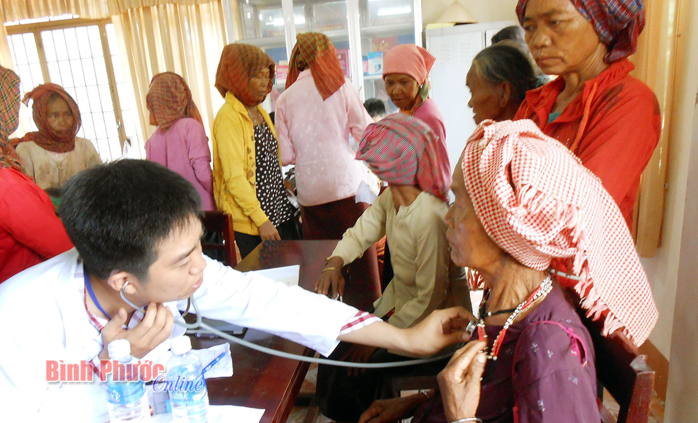 Bộ đội biên phòng khám bệnh cho bà con dân tộc thiểu số huyện Lộc Ninh - Ảnh: P.Thảo