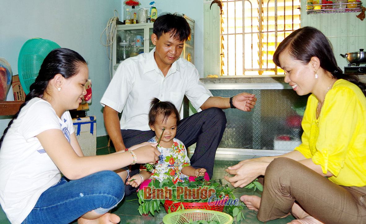 Vợ chồng anh Dương - chị Điệp cùng 2 con chuẩn bị bữa cơm gia đình 