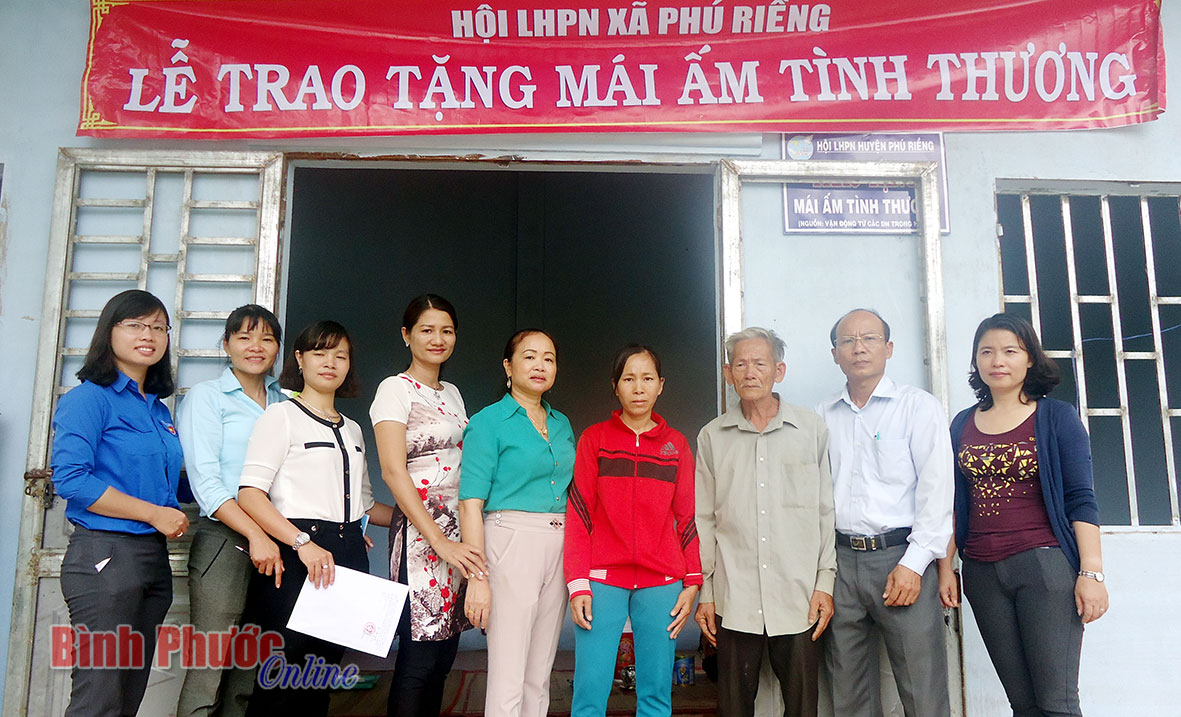 Tặng nhà tình thương cho hội viên phụ nữ xã Phú Riềng