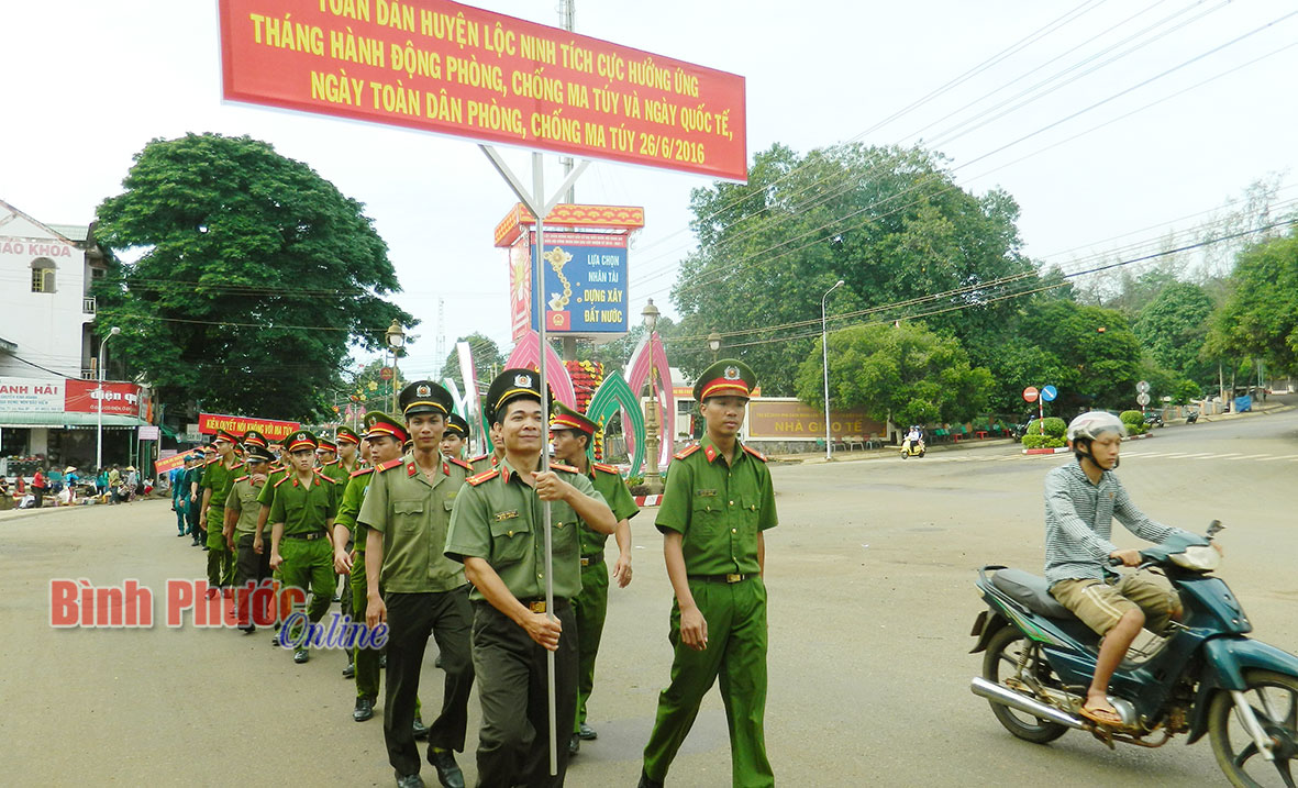 Cán bộ, chiến sĩ công an tham gia diễu hành