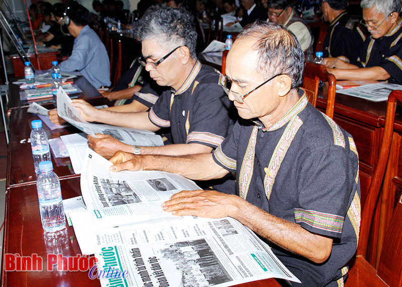 Đại biểu dự Đại hội c&aacute;c d&acirc;n tộc thiểu số tỉnh năm 2014 đọc b&aacute;o, tạp ch&iacute; trong giờ giải lao - Ảnh: S.H