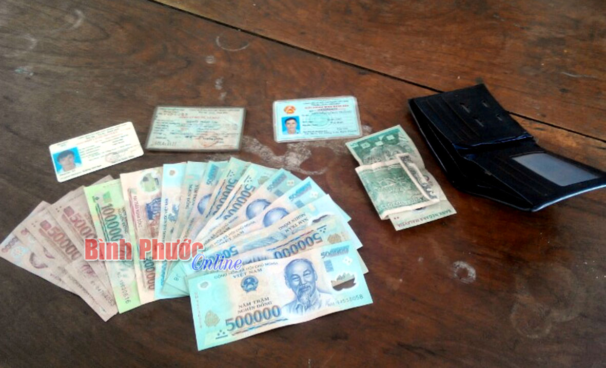 Chiếc bóp cùng số tài sản chị Thắm và chị Đào nhặt được 