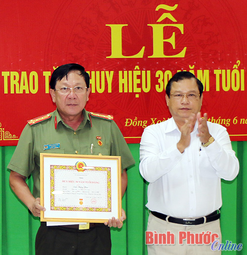 Chủ tịch UBND tỉnh Nguyễn Văn Trăm trao Huy hiệu 30 năm tuổi đảng cho Đại t&aacute; Trần Thắng Ph&uacute;c