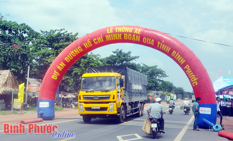 Hạ tầng phục vụ ph&aacute;t triển kinh tế - x&atilde; hội cần đi trước một bước (ảnh minh họa: Th&ocirc;ng xe QL14 đoạn qua tỉnh B&igrave;nh Phước)