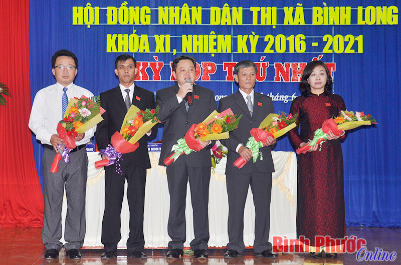 Các chức danh HĐND thị xã Bình Long khóa XI, nhiệm kỳ 2016-2021, ra mắt kỳ họp
